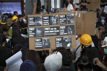 Un cartel muestra acciones de la policía durante las manifestaciones en Hong Kong, el 12 de agosto de 2019.