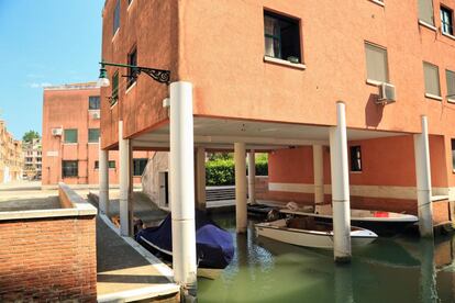 A comienzos de los ochenta, Gregotti desarrolló una nueva área residencial en Cannaregio, Venecia, que no compitiera formalmente con la ciudad, sino que la contemplara como una unidad. |