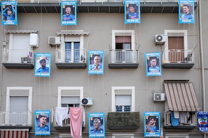 La fachada de un edificio de Nápoles, decorada con cromos gigantes de los jugadores.