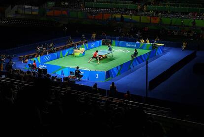 La china Li Xiaoxia (parte inferior) juega contra la japonesa Ai Fukuhara en la semifinal de tenis de mesa individual.