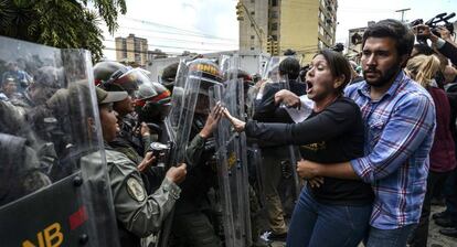 La opositora Amelia Belisario discute con fuerzas de seguridad en Caracas, este jueves.