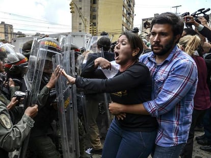 La opositora Amelia Belisario discute con fuerzas de seguridad en Caracas, este jueves. 