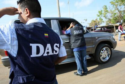 Miembros de la extinta DAS registran un coche en la frontera con Venezuela en 2008.