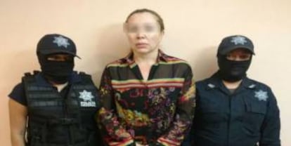 Clara Elena Laborín Archuleta es escoltada por policías federales.