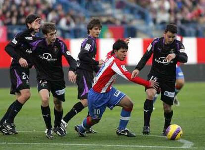 Agüero intenta llevarse el balón ante Vivar Dorado, Rafa, Rubio y Pedro López en el Atlético-Valladolid.