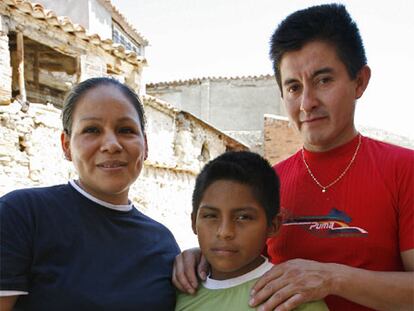 Irine Entza, Gilberto Galeas y su hijo Raúl, la familia ecuatoriana que se ha instalado en Crivillén, localidad despoblada de Teruel.