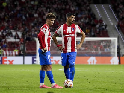 Griezmann y Luis Suárez se disponen a sacar una falta durante el Atlético-Oporto.