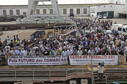 Protesta de trabajadores de Navantia Ferrol durante la botadura del buque LHD Adelaide encargado por Australia.