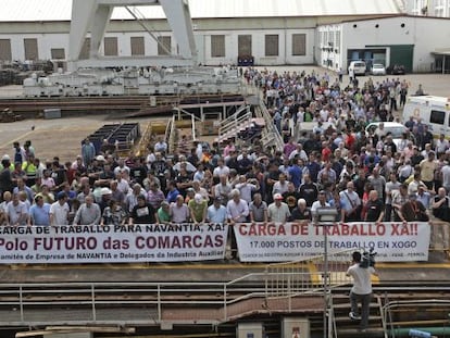 Protesta de trabajadores de Navantia Ferrol durante la botadura del buque LHD Adelaide encargado por Australia.