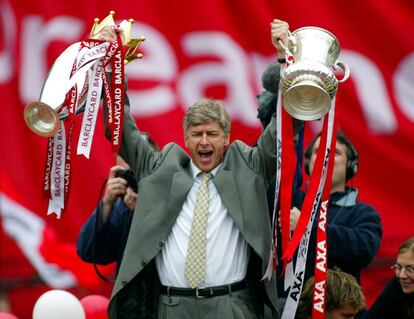 El entrenador del Arsenal celebra, el 12 de mayo de 2002, el doblete de la temporada 2001-2002 en la que su equipo ganó la FA Cup y la Premiere League. 