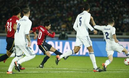 El jugador del Kashima Antlers Gaku Shibasaki marca el segundo gol del equipo japonés.