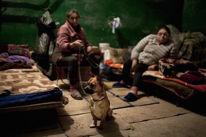 Nina Timofeevna, de 67 años, cuida de Katia, su hija disminuida psíquica, en el interior de un refugio donde viven para protegerse de los bombardeos.