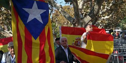 Un grupo de partidarios de la unidad de Espa&ntilde;a protestan ante el Parlament de Catalu&ntilde;a por la aprobaci&oacute;n hoy de la resoluci&oacute;n conjunta de Junts pel S&iacute; y la CUP que pretende ser el inicio del proceso hacia la independencia de Catalu&ntilde;a, una resoluci&oacute;n que, seg&uacute;n ha anunciado el Gobierno, ser&aacute; recurrida ante el Tribunal Constitucional. 