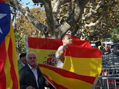 Un grupo de partidarios de la unidad de Espa&ntilde;a protestan ante el Parlament de Catalu&ntilde;a por la aprobaci&oacute;n hoy de la resoluci&oacute;n conjunta de Junts pel S&iacute; y la CUP que pretende ser el inicio del proceso hacia la independencia de Catalu&ntilde;a, una resoluci&oacute;n que, seg&uacute;n ha anunciado el Gobierno, ser&aacute; recurrida ante el Tribunal Constitucional. 