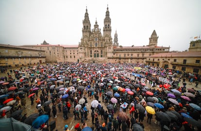 Centenares de personas protestan este domingo en la plaza del Obradorio de Santiago de Compostela. 