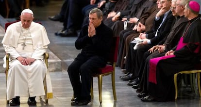 El papa Francisco junto al sacerdote Ciotti, durante una vigilia por las v&iacute;ctimas de la mafia, este viernes.