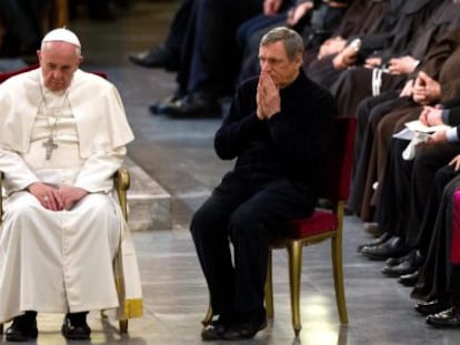 O papa Francisco junto ao sacerdote Ciotti, durante uma vigília pelas vítimas da máfia, nesta sexta-feira.