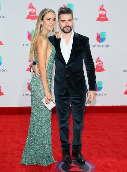 El cantante Juanes y su esposa, Karen Martinez, a su llegada a la 18º edición de los Grammys Latinos. EL colombiano se llevó el Grammy a mejor álbum pop-rock por 'Mis planes son amarte'.