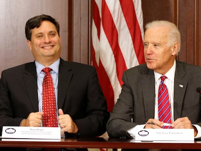 Joe Biden (a la derecha) con Ron Klain, su actual jefe de gabinete, en una imagen de 2014, cuando Biden era vicepresidente.