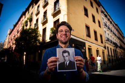Juan Acevedo, con el retrato de su abuelo. 