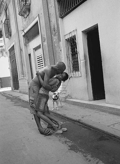 "La fascinacin por la figura femenina -tanto en su acepcin temtica como en la referida a la morfologa corporal- es un lugar comn de la fotografa masculina asociado con frecuencia al inmanente <i>vouyerismo</i> de los fotgrafos", agrega Castellote