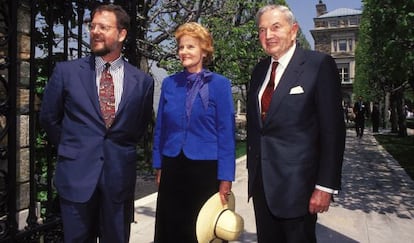 Abby O&acute;Neill y David Rockefeller y, a la izquierda, otro familiar.
