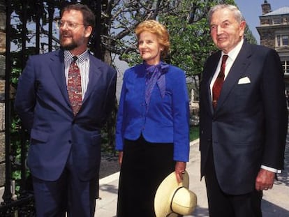 Abby O’Neill e David Rockefeller e, à esquerda, outro familiar.