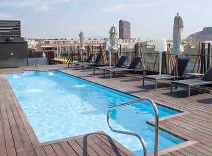 La piscina del hotel AC Alicante se enciende por la noche.