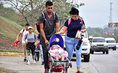 La avalancha humana a la que se sumaron salvadoreños, guatemaltecos y mexicanos ha irritado al presidente estadounidense Donald Trump, quien incluso desplazó efectivos militares para bloquearles el paso en la frontera con México. Pero ni los militares ni las cercas de alambre de púas disuadieron a los hondureños que siguen saliendo a razón de unos 300 por día por la frontera con Guatemala, además de otros grupos minoritarios que van en autobuses, según expertos. Una pareja empuja el carrito de su bebé junto a la caravana migrante, rumbo a la frontera guatemalteca de Agua Caliente, a su paso por San Pedro Sula (Honduras), el 10 de abril de 2019.