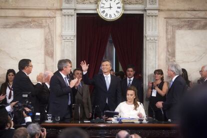 Macri saluda al ingresar este jueves a la Asamblea Legislativa.