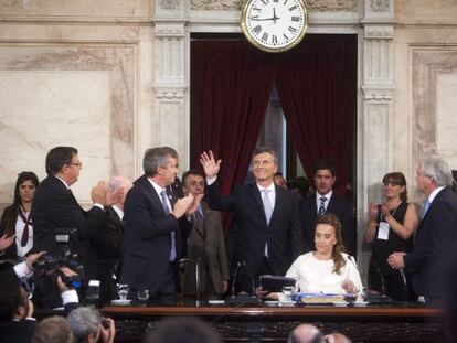 Macri saluda al ingresar este jueves a la Asamblea Legislativa.