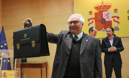 Manuel Castells durante la entrega de la cartera de Universidades