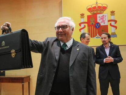 Manuel Castells durante la entrega de la cartera de Universidades