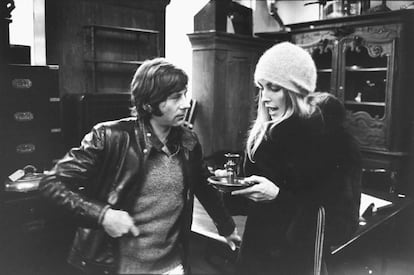 El director Roman Polanski y su esposa, la actriz Sharon Tate durante un día de compras en King's Road (Londres).