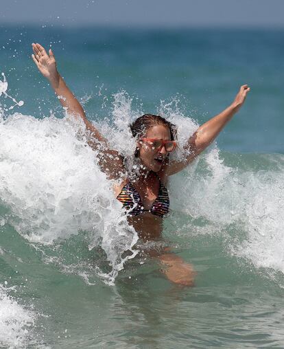 La actriz Paula Echevarría, difruta de la olas en las playas de Chiclana de la Frontera.