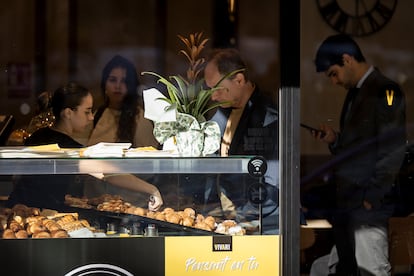 Clientes en una franquicia de panadería con degustación de la marca Vivari, en la Gran Via de Barcelona, esta semana.