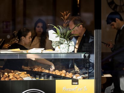 Clientes en una franquicia de panadería con degustación de la marca Vivari, en la Gran Via de Barcelona, esta semana.