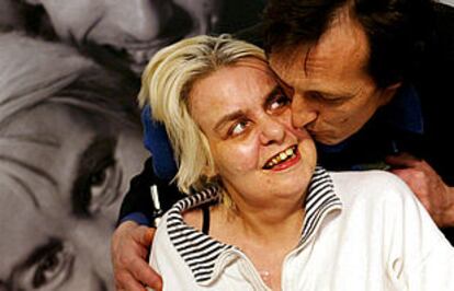Diane Pretty y su marido Brian se besan en la rueda de prensa tras conocer la sentencia de Estrasburgo.