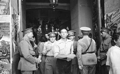 El poeta Miguel Hernández a la salida del Congreso Internacional de Escritores para la Defensa de la Cultura, celebrado en Valencia en 1937.