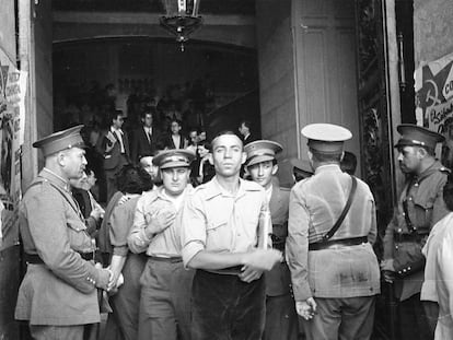 El poeta Miguel Hernández a la salida del Congreso Internacional de Escritores para la Defensa de la Cultura, celebrado en Valencia en 1937.