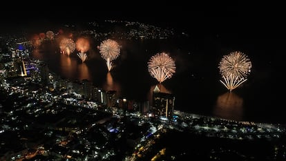 Espectáculo de fuegos artificiales durante las celebraciones por el Año Nuevo en el balneario de Acapulco, en el estado de Guerrero (México).