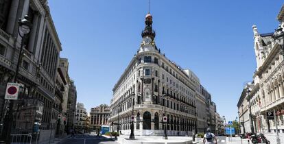 Esquina del nuevo complejo de Canalejas, en Madrid, con el emblema de Four Seasons al frente.