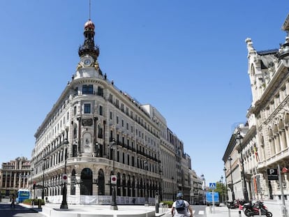 Esquina del nuevo complejo de Canalejas, en Madrid, con el emblema de Four Seasons al frente.