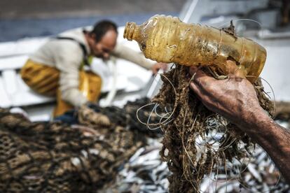 Una botella de plástico extraída durante la pesca en aguas cercanas a Vila Joiosa (Alicante).