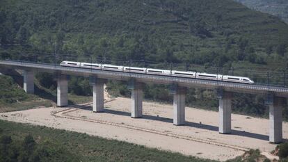Un tren pasa por el viaducto del Candi a la altura de Montblanc, en una fotografía de archivo.