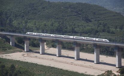 Un tren pasa por el viaducto del Candi a la altura de Montblanc.