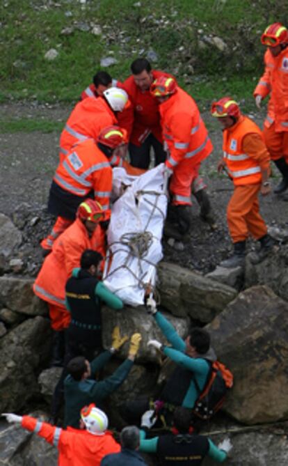 Los equipos de rescate trasladaron ayer el cuerpo del hombre ahogado en Riogordo.