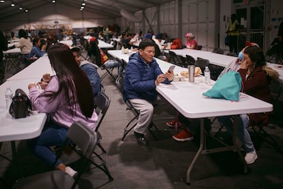 Una familia migrante proveniente de Ecuador acude a comer en un albergue en la Isla Randall, en Nueva York, en abril de 2024.