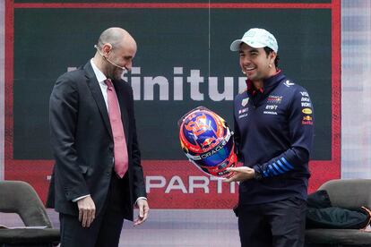 Sergio Pérez muestra su casco inspirado en la lucha libre mexicana durante una conferencia de prensa de cara a su participación en el Gran Premio de la Ciudad de México, este miércoles. 