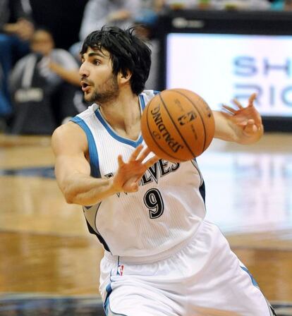 Ricky Rubio da un pase sin mirar en el encuentro ante los Hawks.